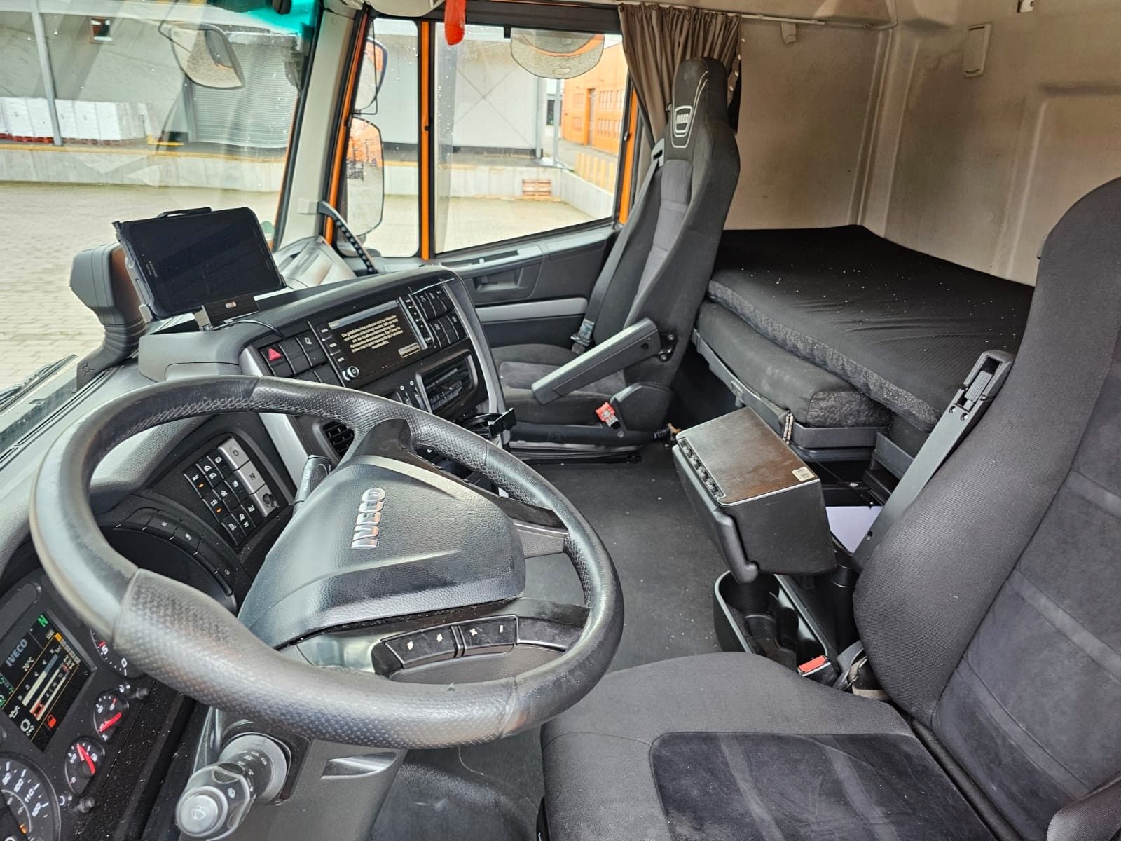 Fahrzeugabbildung Iveco 460 Hi Way, Retarder, Abstandstempomat