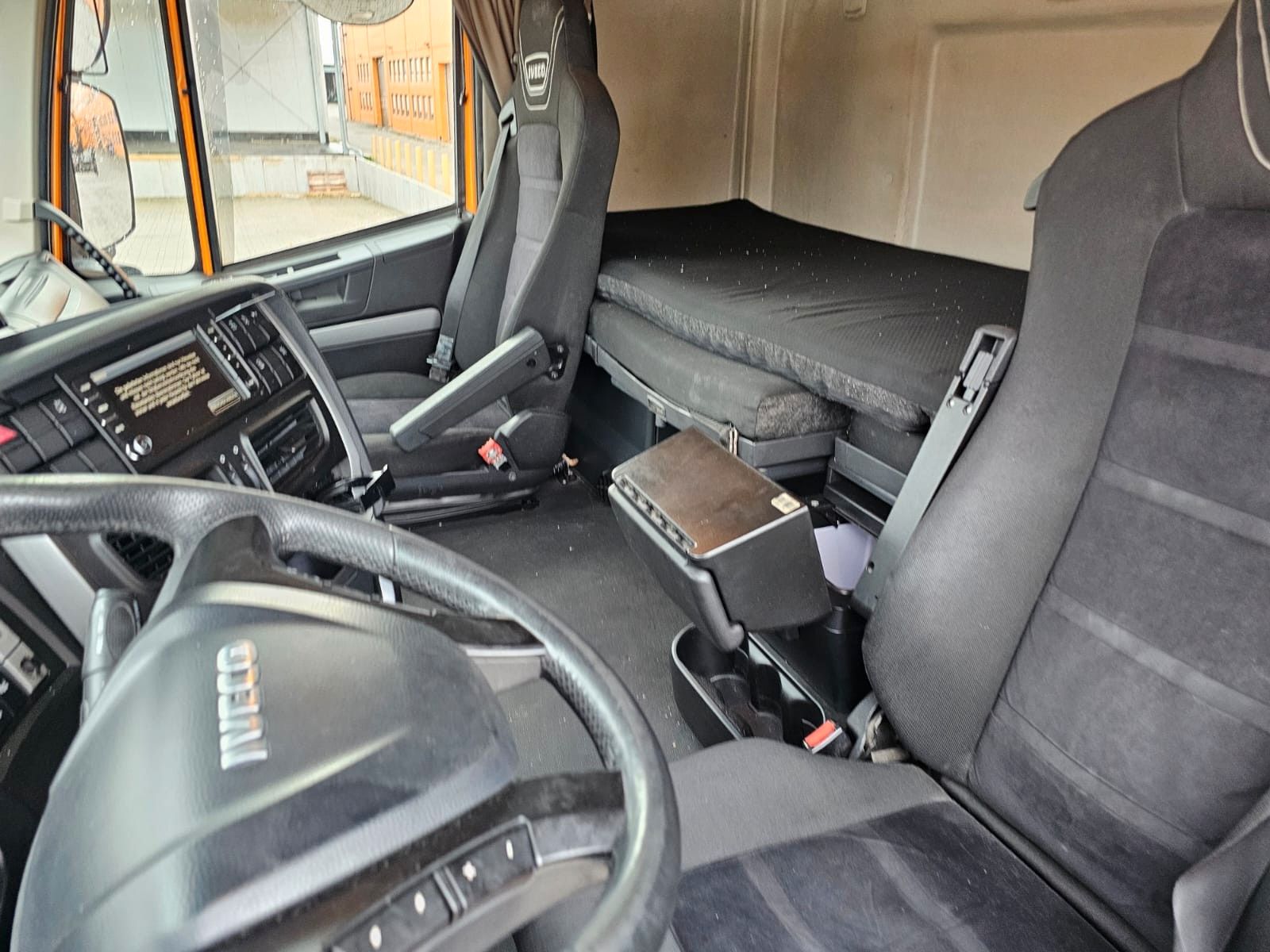 Fahrzeugabbildung Iveco 460 Hi Way, Retarder, Abstandstempomat