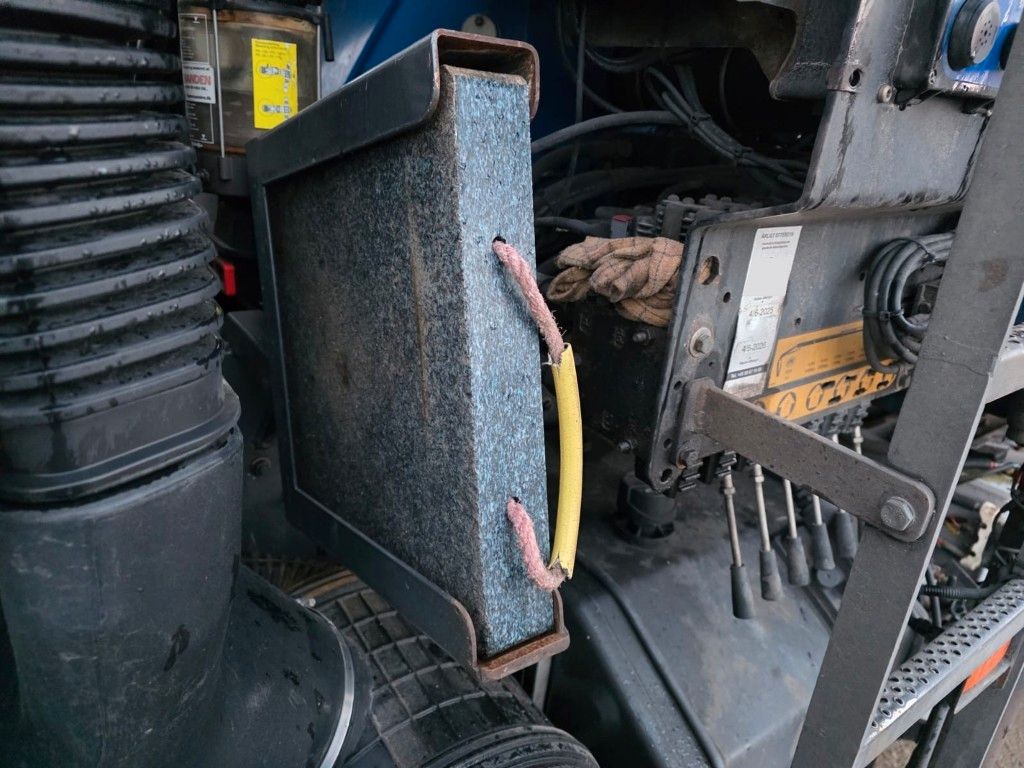 Fahrzeugabbildung Volvo FE 320 6x2/4 Abroller mit Cont. + Kran HMF 1820