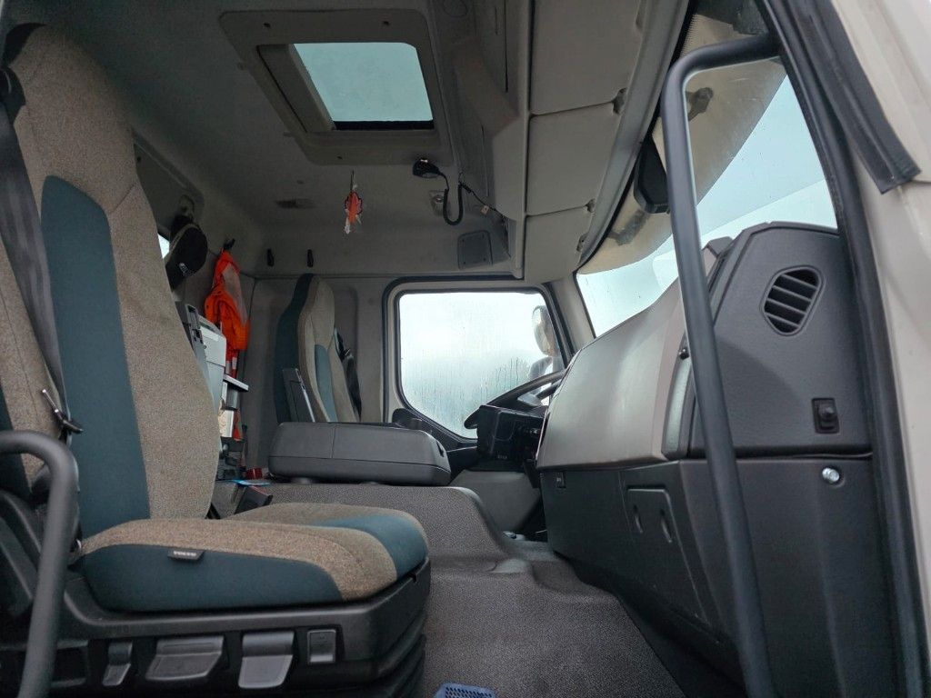 Fahrzeugabbildung Volvo FE 320 6x2/4 Abroller mit Cont. + Kran HMF 1820