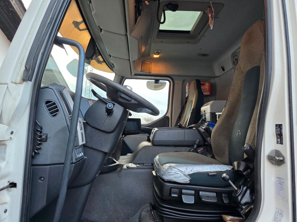 Fahrzeugabbildung Volvo FE 320 6x2/4 Abroller mit Cont. + Kran HMF 1820