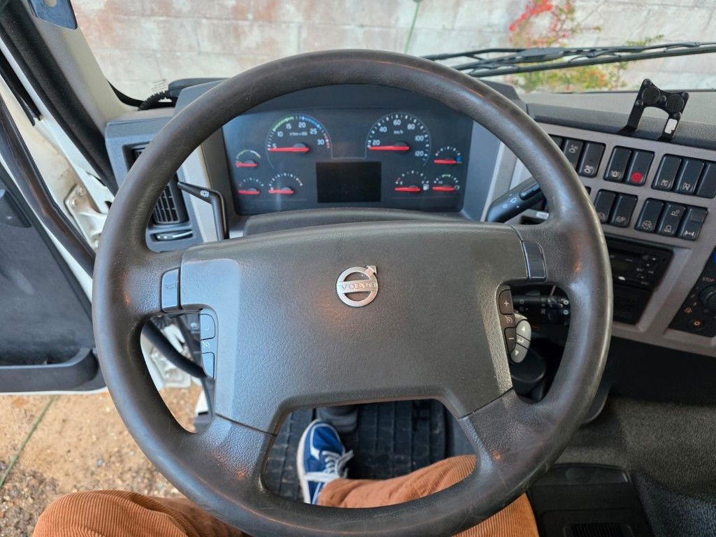 Fahrzeugabbildung Volvo FE 320 6x2/4 Abroller mit Cont. + Kran HMF 1820