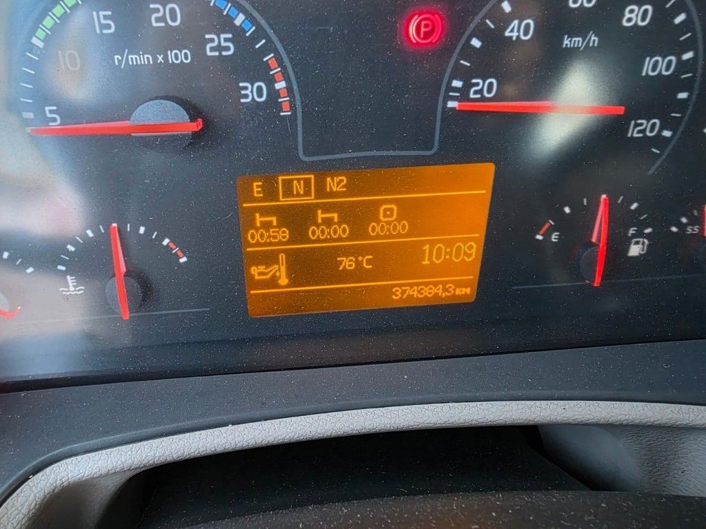 Fahrzeugabbildung Volvo FE 320 6x2/4 Abroller mit Cont. + Kran HMF 1820