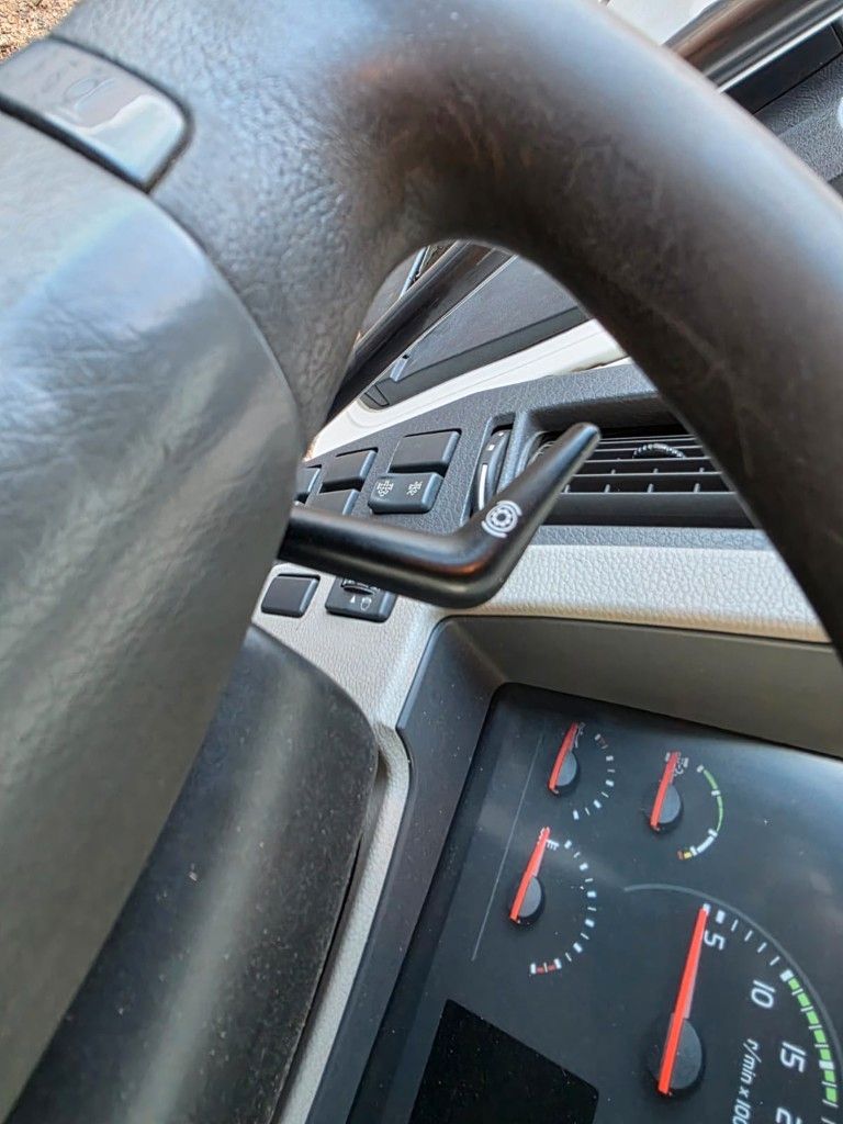 Fahrzeugabbildung Volvo FE 320 6x2/4 Abroller mit Cont. + Kran HMF 1820