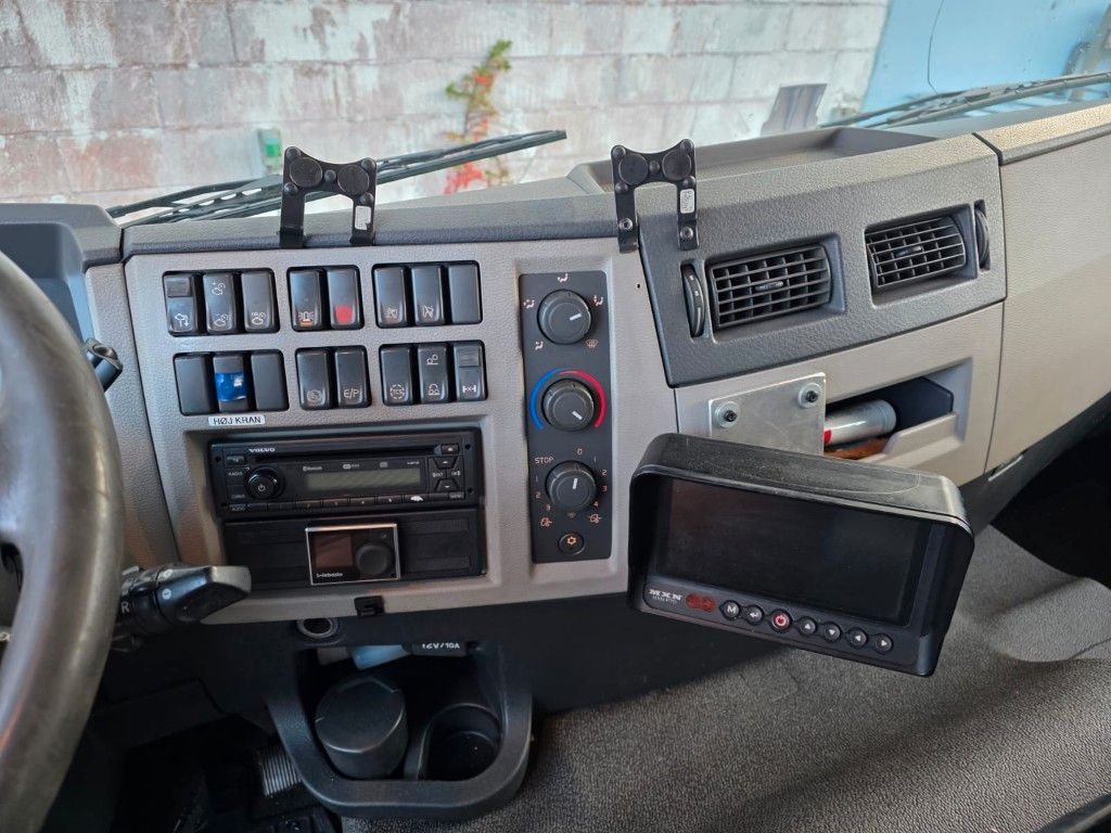 Fahrzeugabbildung Volvo FE 320 6x2/4 Abroller mit Cont. + Kran HMF 1820