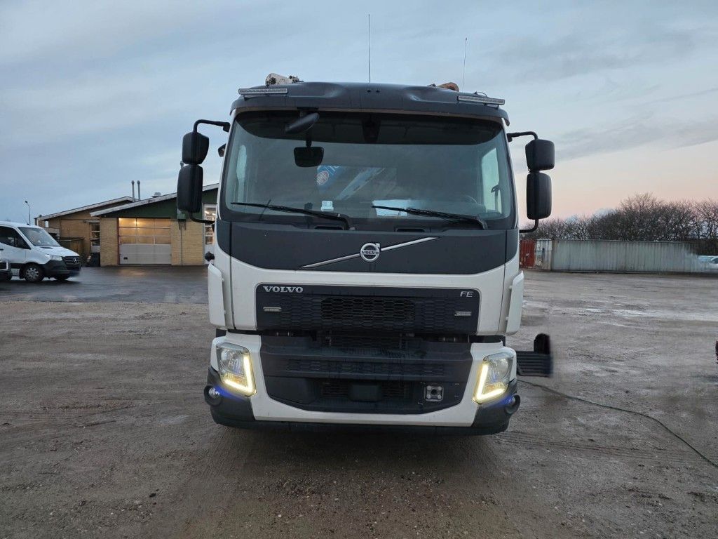 Fahrzeugabbildung Volvo FE 320 6x2/4 Abroller mit Cont. + Kran HMF 1820