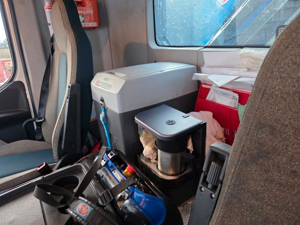 Fahrzeugabbildung Volvo FE 320 6x2/4 Abroller mit Cont. + Kran HMF 1820