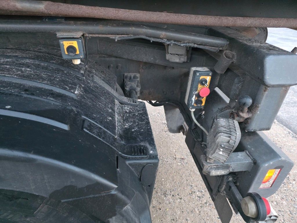 Fahrzeugabbildung Volvo FE 320 6x2/4 Abroller mit Cont. + Kran HMF 1820