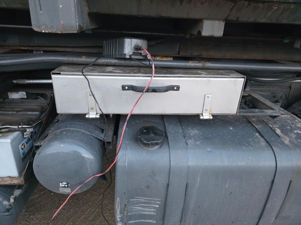 Fahrzeugabbildung Volvo FE 320 6x2/4 Abroller mit Cont. + Kran HMF 1820