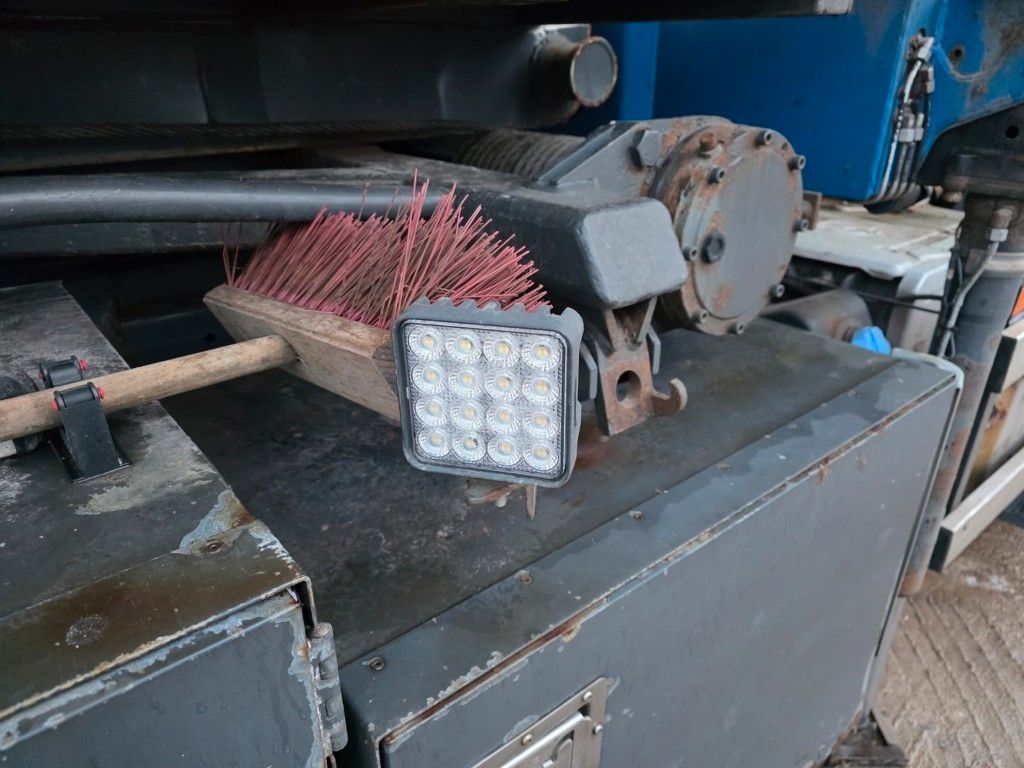 Fahrzeugabbildung Volvo FE 320 6x2/4 Abroller mit Cont. + Kran HMF 1820