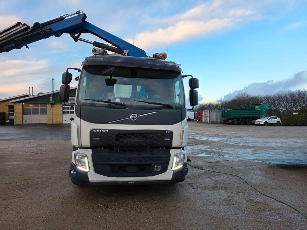 Fahrzeugabbildung Volvo FE 320 6x2/4 Abroller mit Cont. + Kran HMF 1820