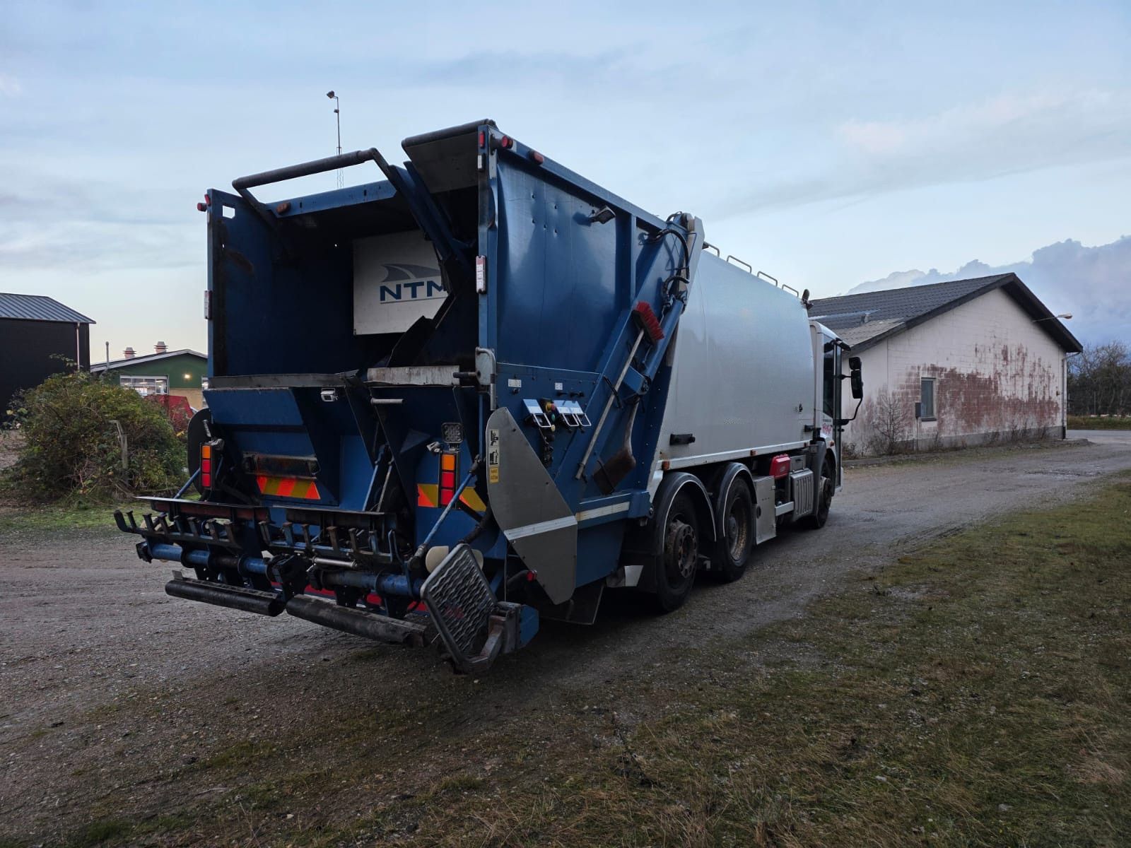 Fahrzeugabbildung Mercedes-Benz 2635 NTM 2 Kammern 12,6+6,2 cbm, Klima