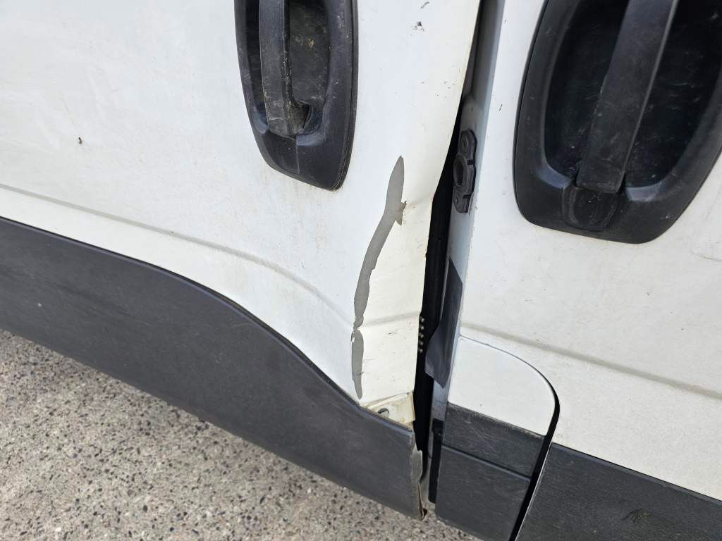 Fahrzeugabbildung Iveco 35S16 A8 V L, mittellang & hoch, kleiner Schaden