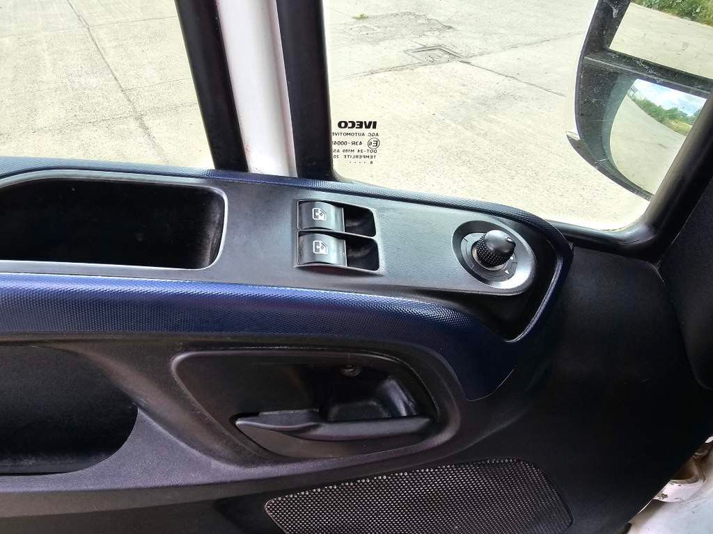 Fahrzeugabbildung Iveco 35S16 A8 V L, mittellang & hoch, kleiner Schaden