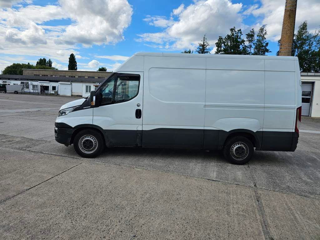 Fahrzeugabbildung Iveco 35S16 A8 V L, mittellang & hoch, kleiner Schaden