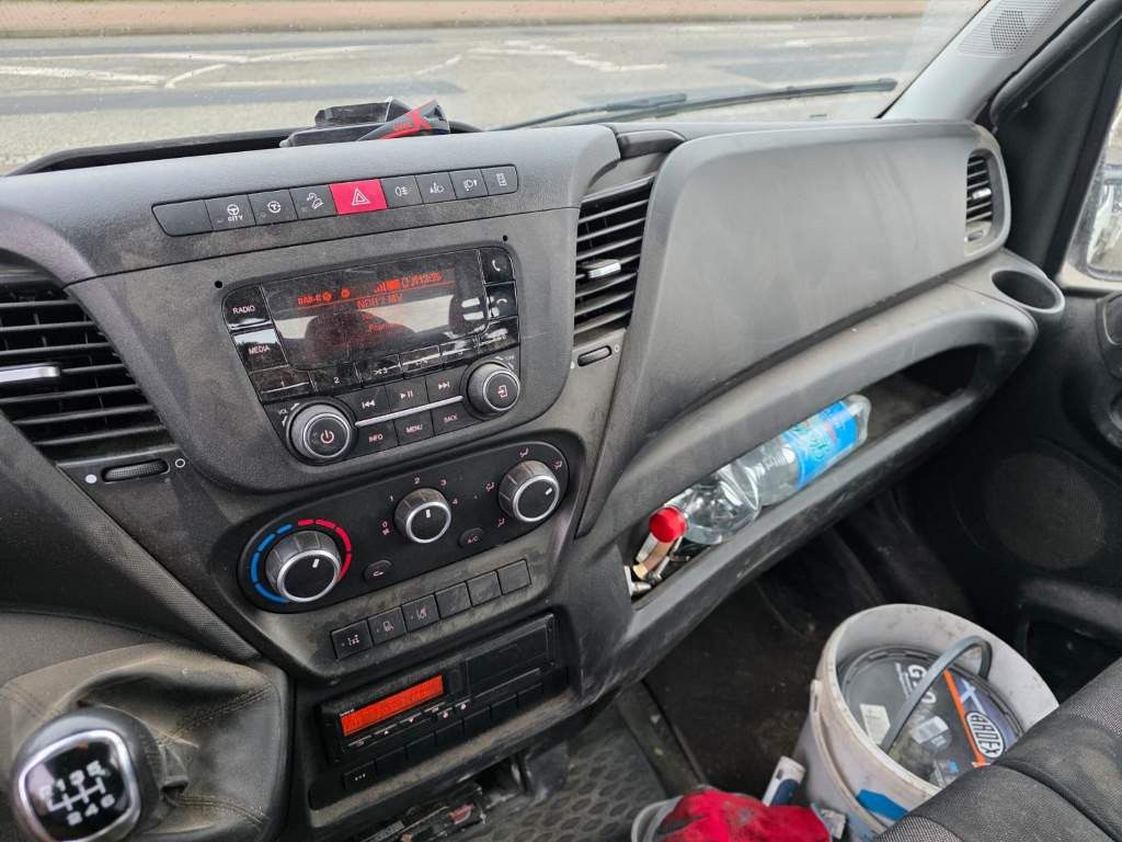 Fahrzeugabbildung Iveco 70C18 3-Seiten-Kipper, AHK, Klima