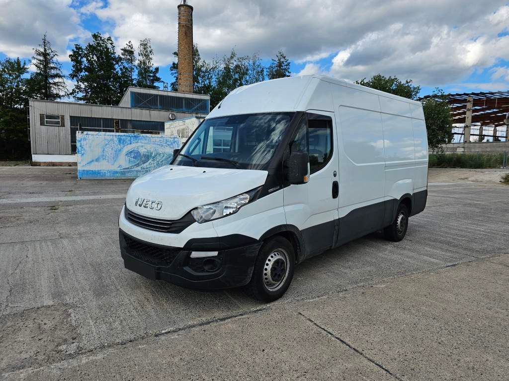 Iveco 35S16 A8 V L, mittellang & hoch, kleiner Schaden