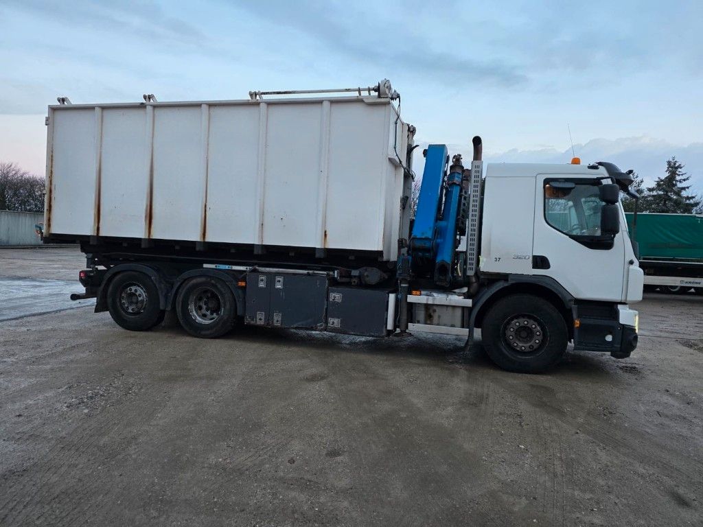 Fahrzeugabbildung Volvo FE 320 6x2/4 Abroller mit Cont. + Kran HMF 1820