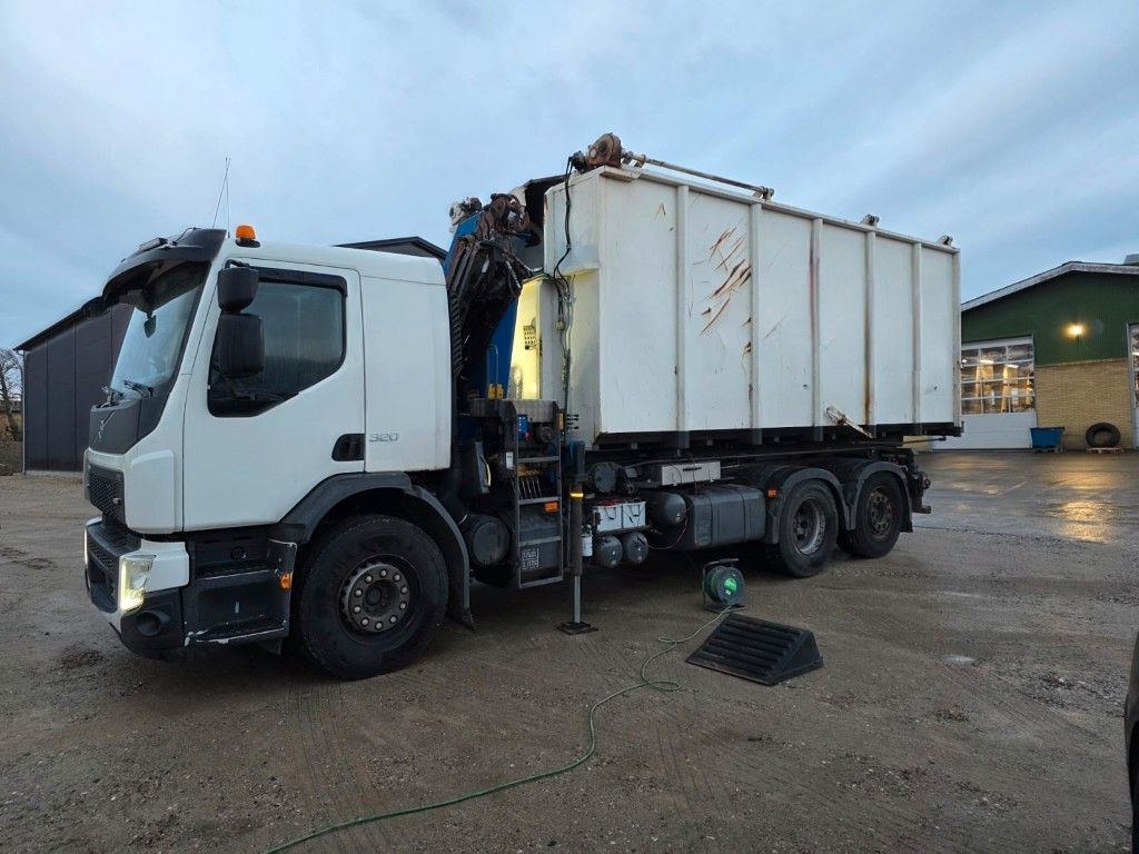 Fahrzeugabbildung Volvo FE 320 6x2/4 Abroller mit Cont. + Kran HMF 1820