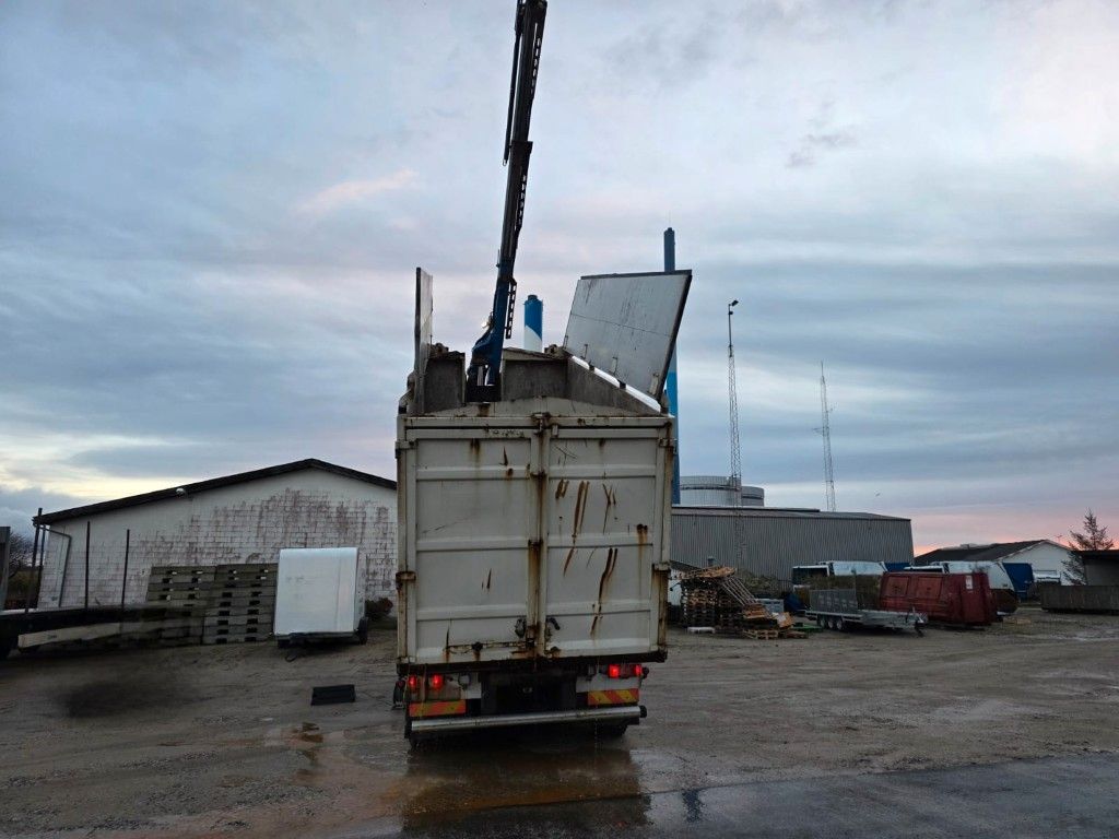 Fahrzeugabbildung Volvo FE 320 6x2/4 Abroller mit Cont. + Kran HMF 1820