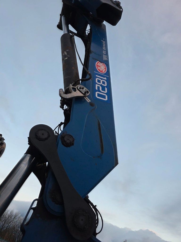 Fahrzeugabbildung Volvo FE 320 6x2/4 Abroller mit Cont. + Kran HMF 1820