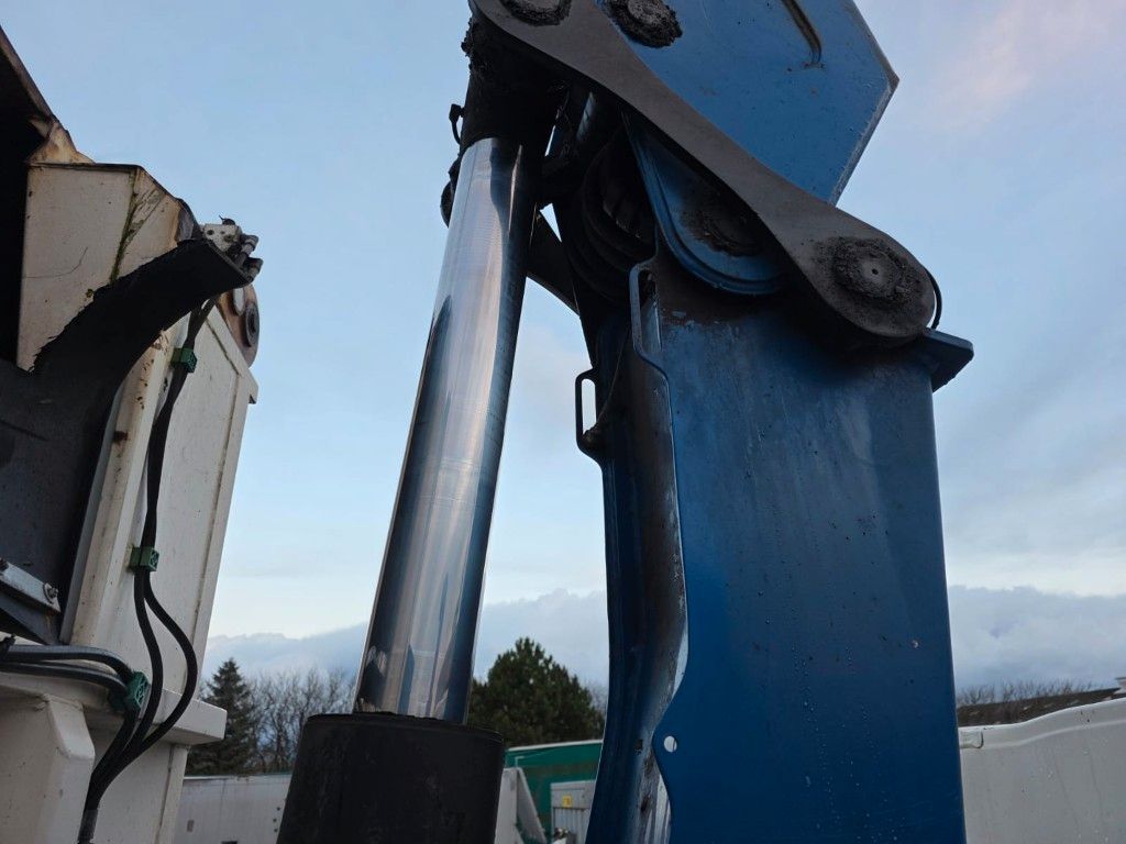 Fahrzeugabbildung Volvo FE 320 6x2/4 Abroller mit Cont. + Kran HMF 1820