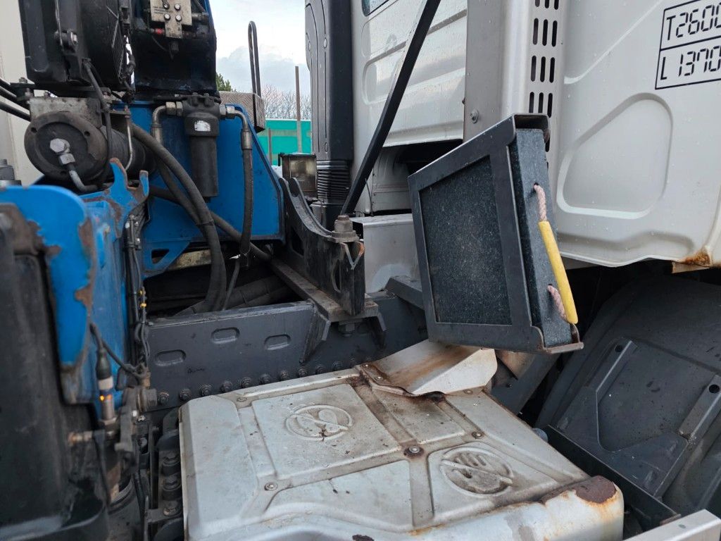 Fahrzeugabbildung Volvo FE 320 6x2/4 Abroller mit Cont. + Kran HMF 1820