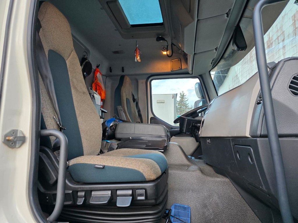 Fahrzeugabbildung Volvo FE 320 6x2/4 Abroller mit Cont. + Kran HMF 1820