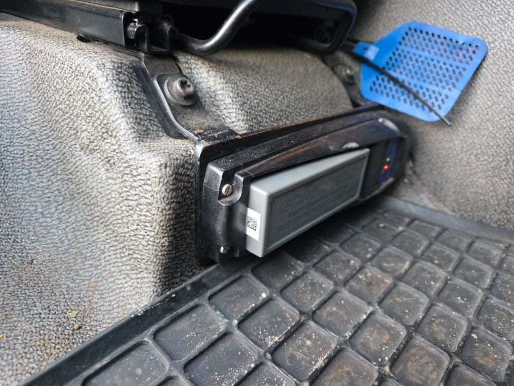 Fahrzeugabbildung Volvo FE 320 6x2/4 Abroller mit Cont. + Kran HMF 1820