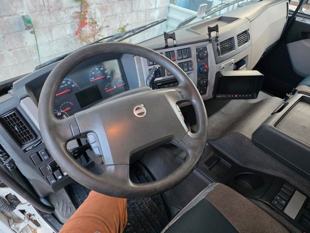 Fahrzeugabbildung Volvo FE 320 6x2/4 Abroller mit Cont. + Kran HMF 1820