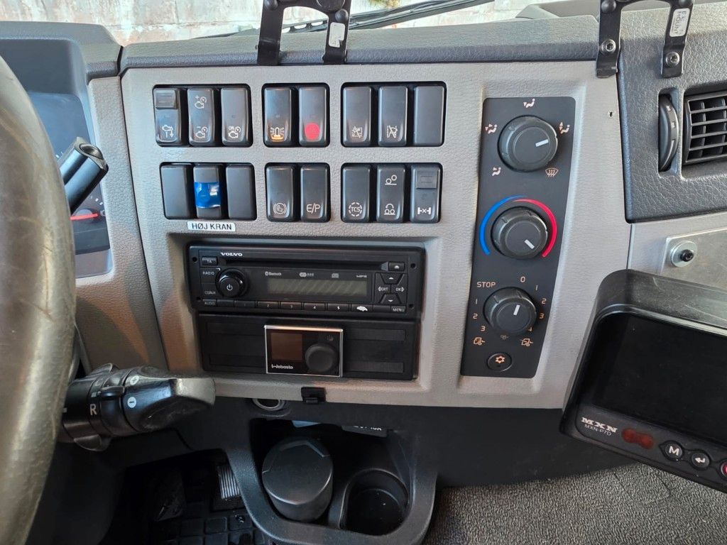 Fahrzeugabbildung Volvo FE 320 6x2/4 Abroller mit Cont. + Kran HMF 1820