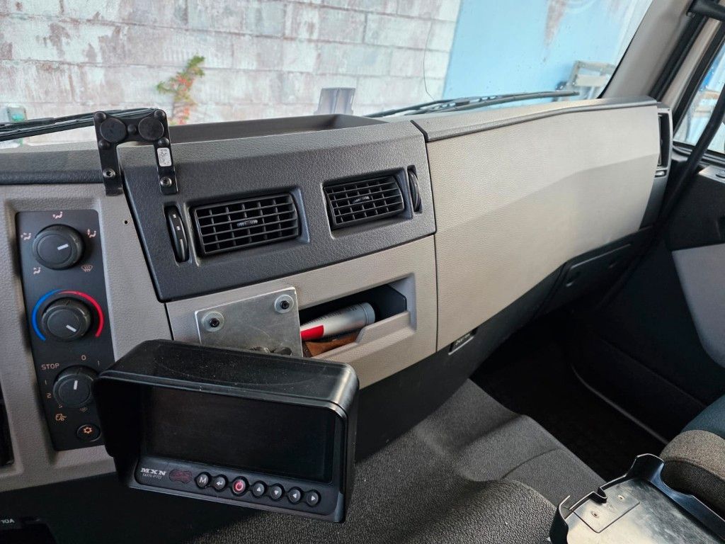 Fahrzeugabbildung Volvo FE 320 6x2/4 Abroller mit Cont. + Kran HMF 1820