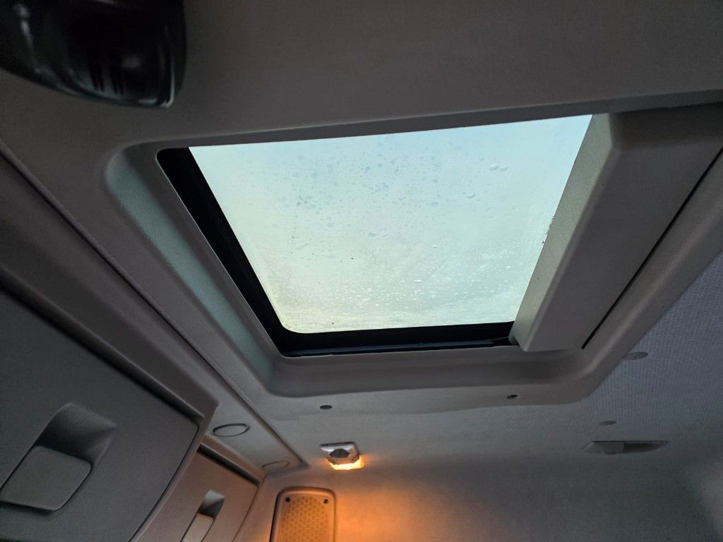 Fahrzeugabbildung Volvo FE 320 6x2/4 Abroller mit Cont. + Kran HMF 1820