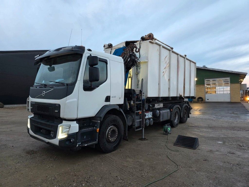 Fahrzeugabbildung Volvo FE 320 6x2/4 Abroller mit Cont. + Kran HMF 1820