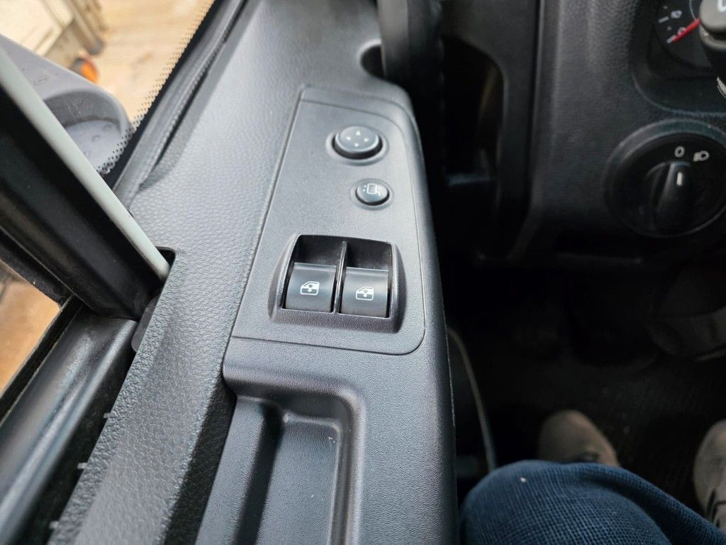 Fahrzeugabbildung Iveco 80-220 Eurocargo, Gardine, ladebordwand