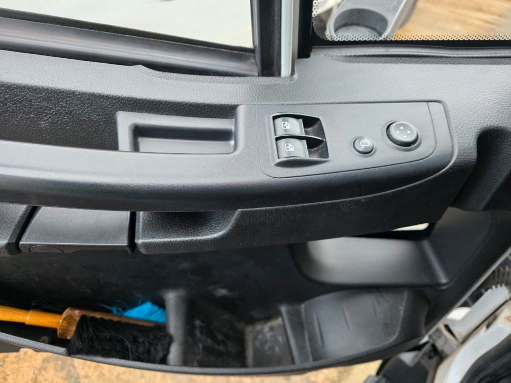 Fahrzeugabbildung Iveco 80-220 Eurocargo, Gardine, ladebordwand