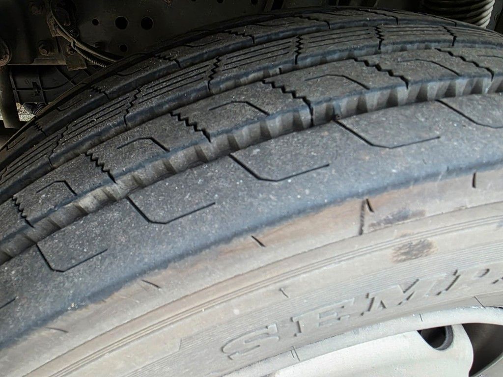 Fahrzeugabbildung Iveco 80-220 Eurocargo, Gardine, ladebordwand