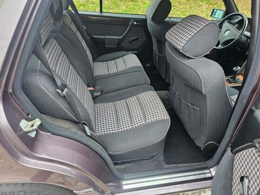 Fahrzeugabbildung Mercedes-Benz 300 TE-24 ( 124 ) voll renoviert, Schaltgetriebe