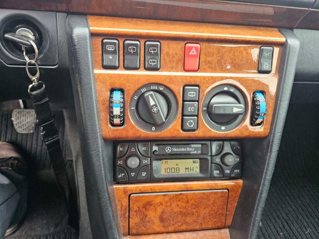 Fahrzeugabbildung Mercedes-Benz 300 TE-24 ( 124 ) voll renoviert, Schaltgetriebe