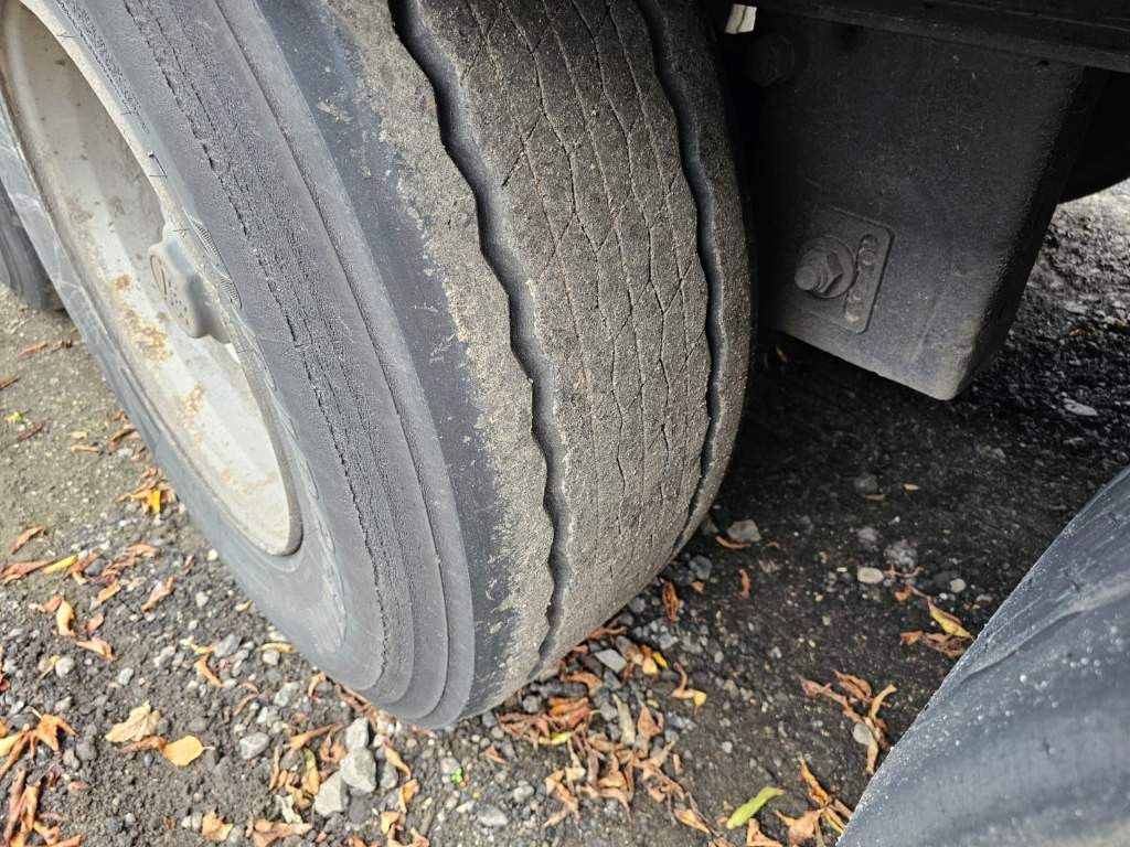 Fahrzeugabbildung Krone Gardine Standard, Plaettenkasten, Liftachse