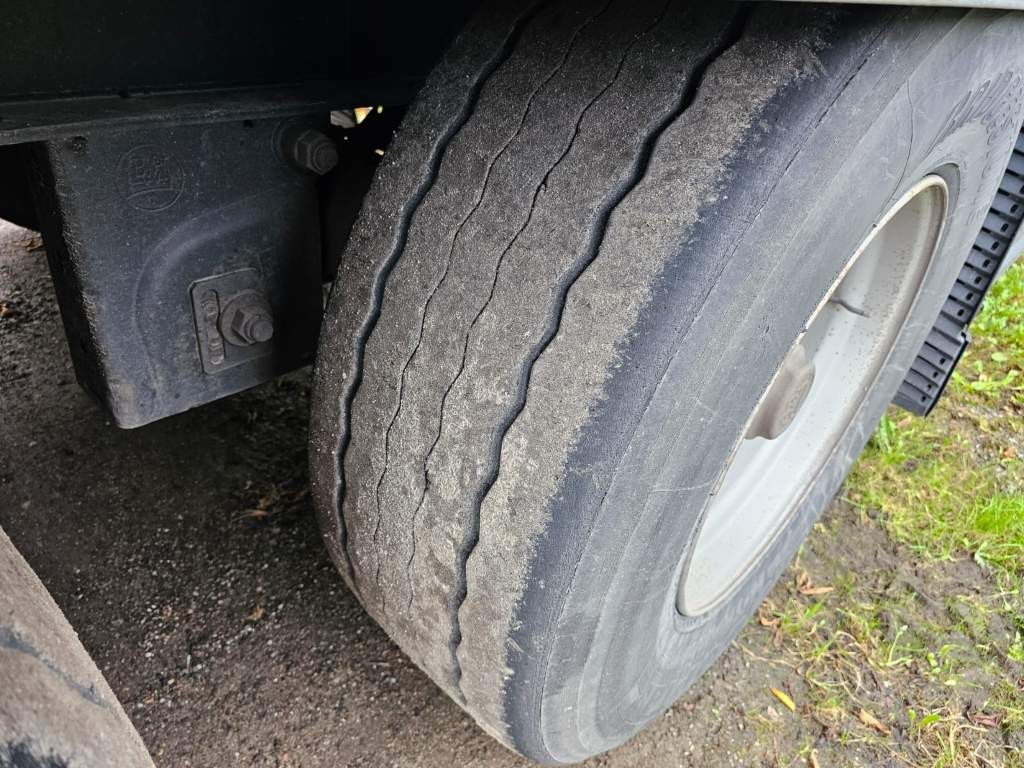 Fahrzeugabbildung Krone Gardine Standard, Plaettenkasten, Liftachse