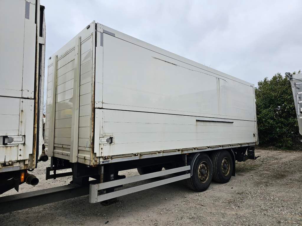 Fahrzeugabbildung Scania P400 mit Orten Schwenkwand und Orten Schwenkwand