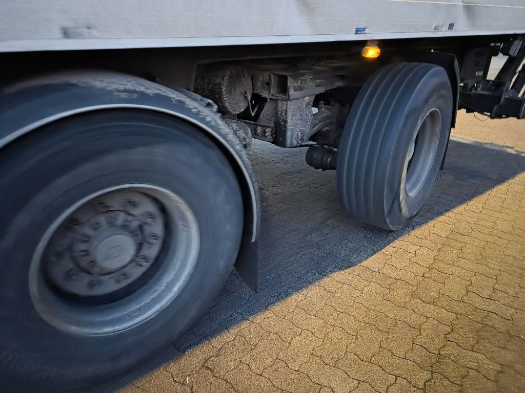 Fahrzeugabbildung Schmitz Cargobull City Tiefkühler, 2. Achs drehbar, 3 to Ladebordw