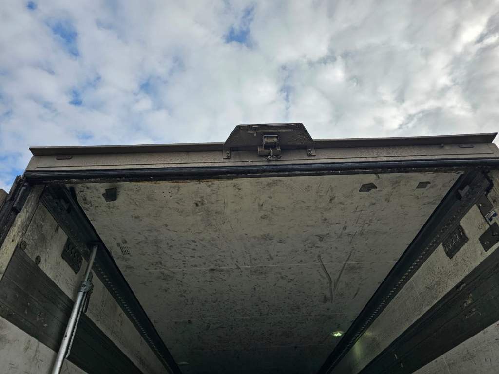 Fahrzeugabbildung Schmitz Cargobull Tiefkühler City, 2. Achse drehbar, Carrier 1550