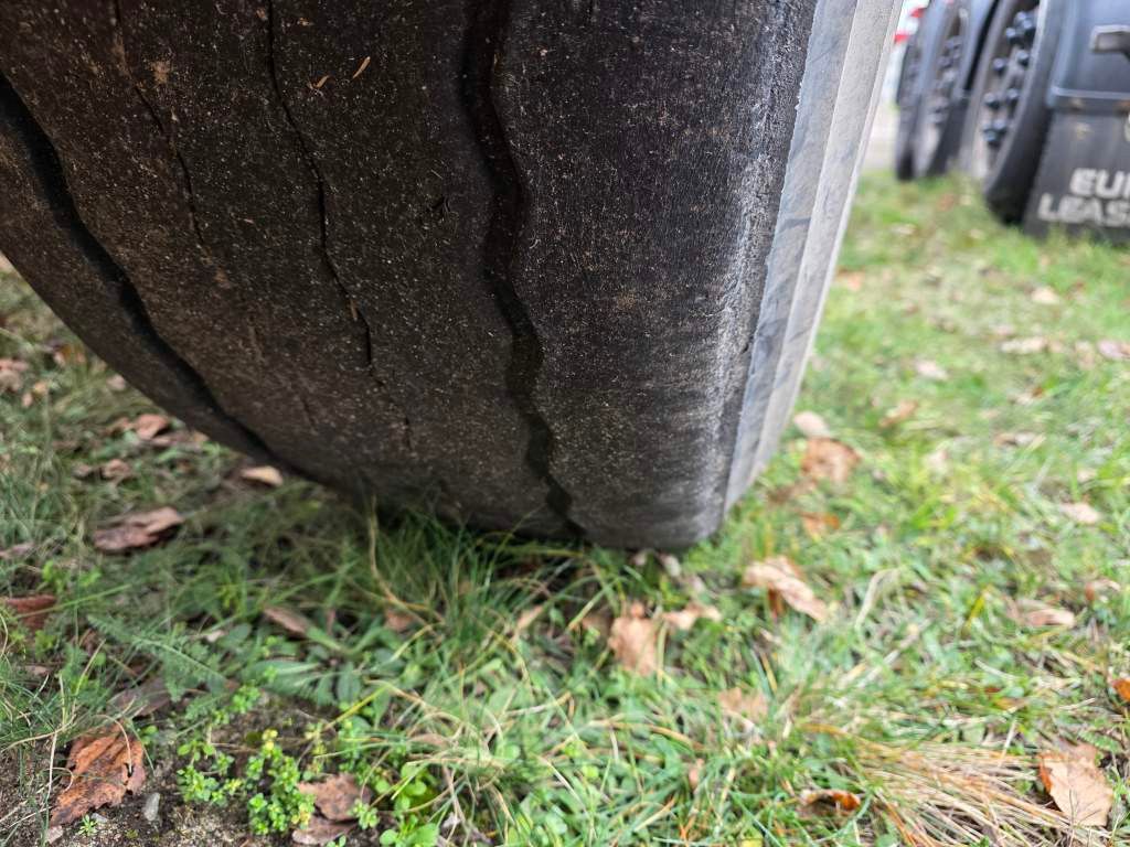 Fahrzeugabbildung Lag Kipp-Chassis 20", Liftachse,Staukiste Edelstahl