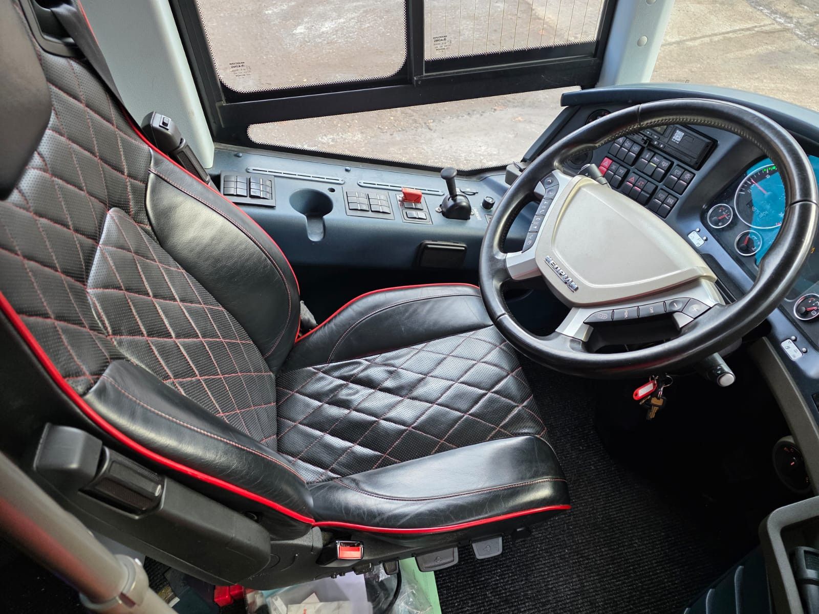Fahrzeugabbildung Neoplan Skyliner 3 Sterne,ZF Intarder, 6+1+1,Dopplestock