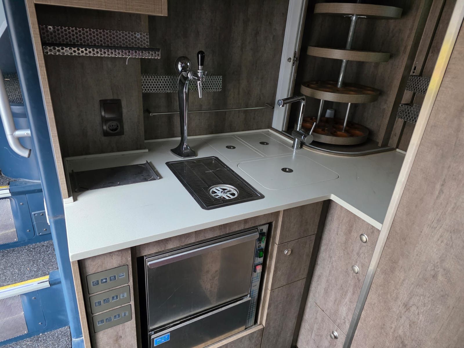 Fahrzeugabbildung Neoplan Skyliner 3 Sterne,ZF Intarder, 6+1+1,Dopplestock