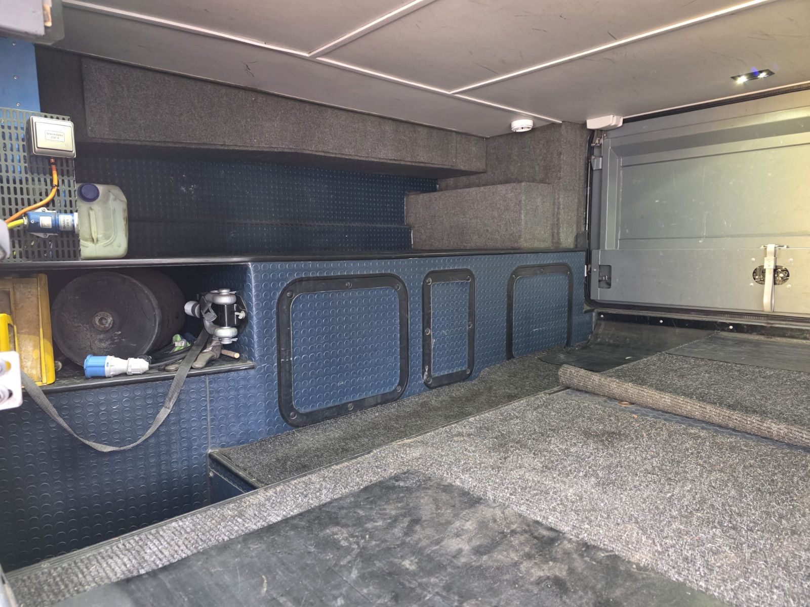 Fahrzeugabbildung Neoplan Skyliner,81+1+1,Hochdruckkühler neu  ZF Intarder