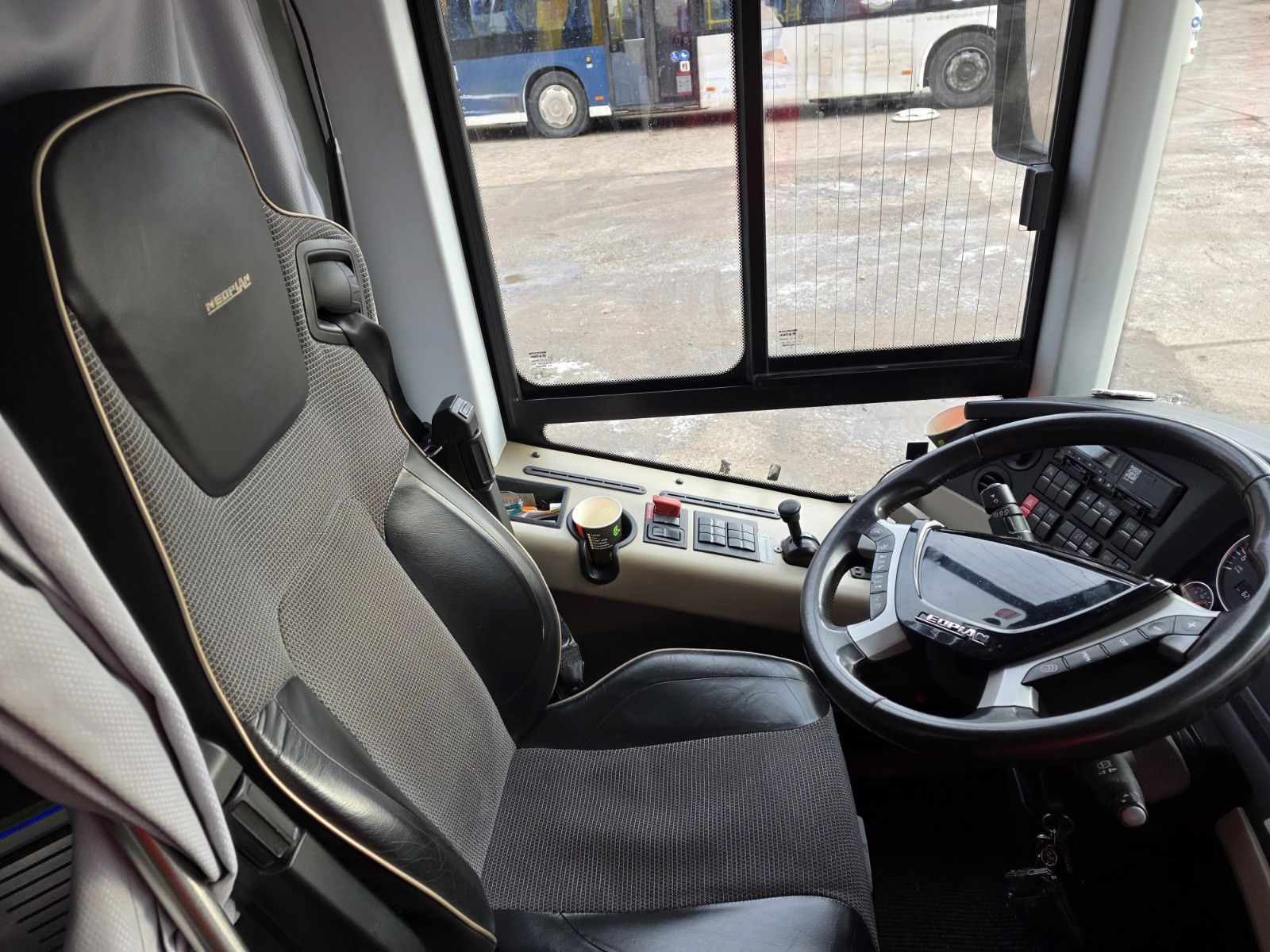 Fahrzeugabbildung Neoplan Skyliner,81+1+1,Hochdruckkühler neu  ZF Intarder