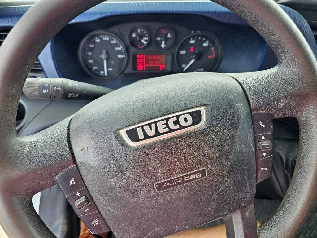 Fahrzeugabbildung Iveco 35S16 A8 V L, mittellang & hoch, kleiner Schaden